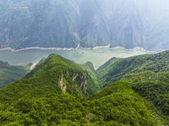 <b>建牢长江上逛主要生态樊篱 长江出境水质优于入</b>